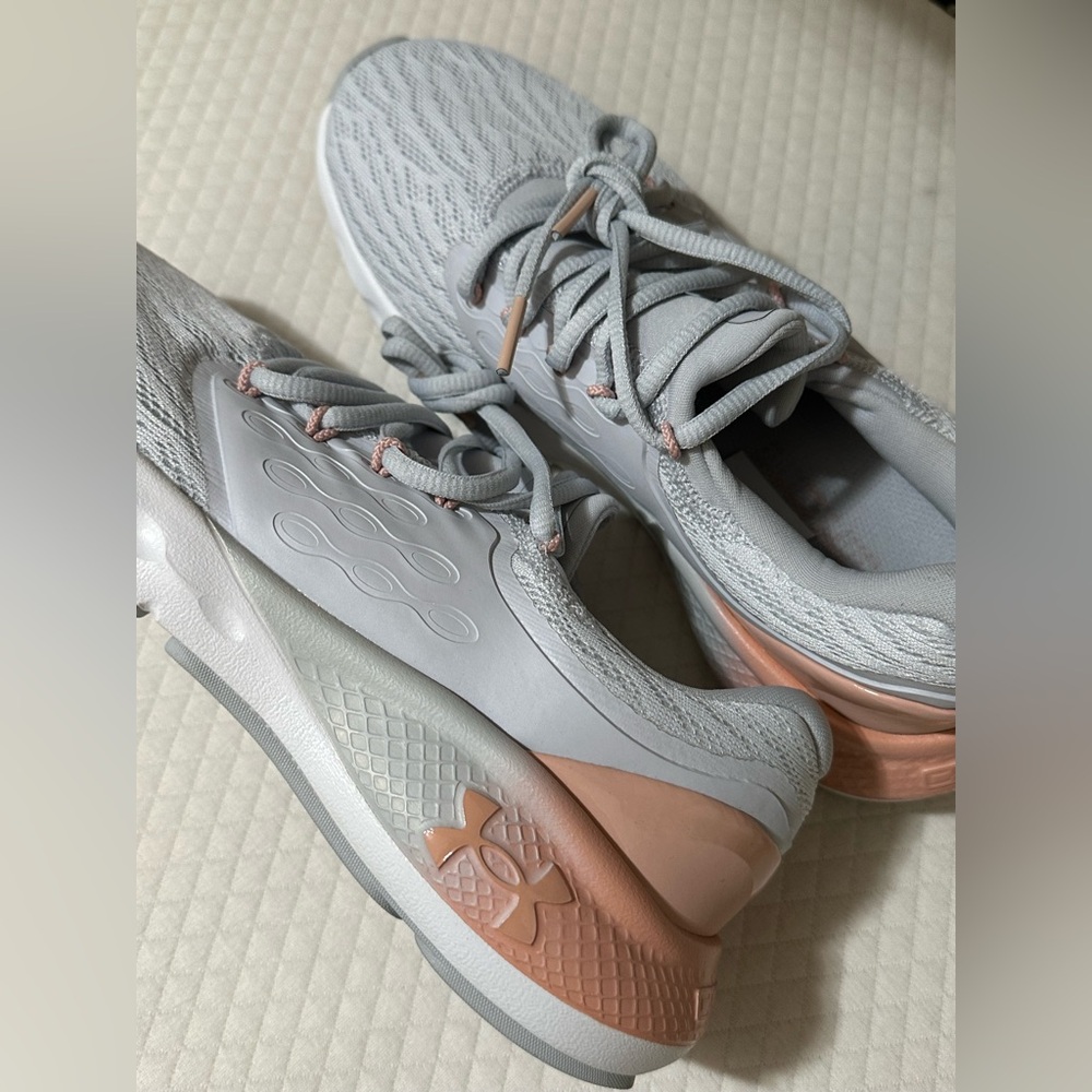 Under Armour Woman’s Sneaker size 7 1/2 gray. Never been wornn🤍 - Picture 4 of 12